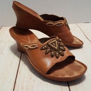 Clarks leather wood bead trim wedge Sz 7 Tan